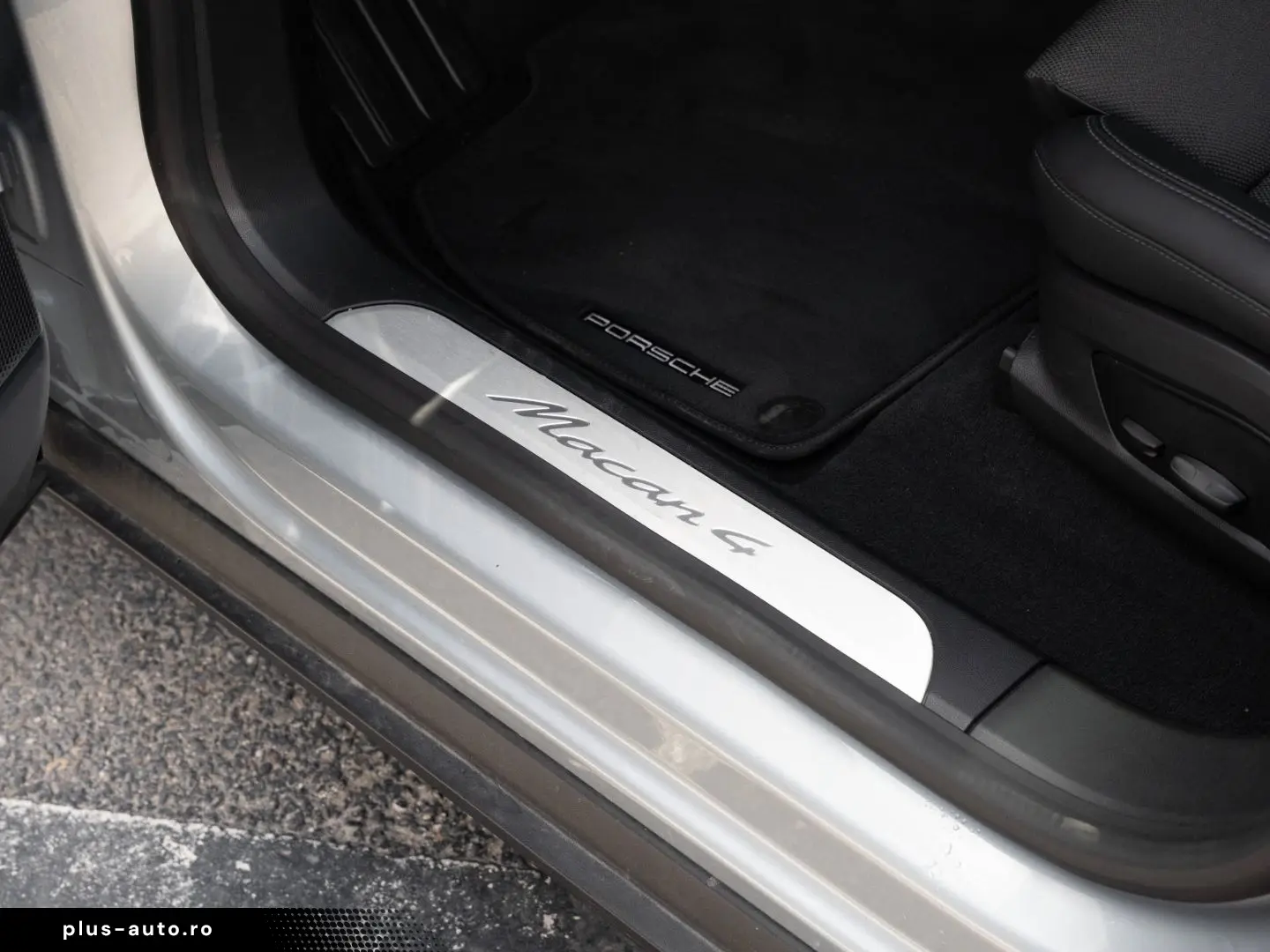 PORSCHE Macan 4
