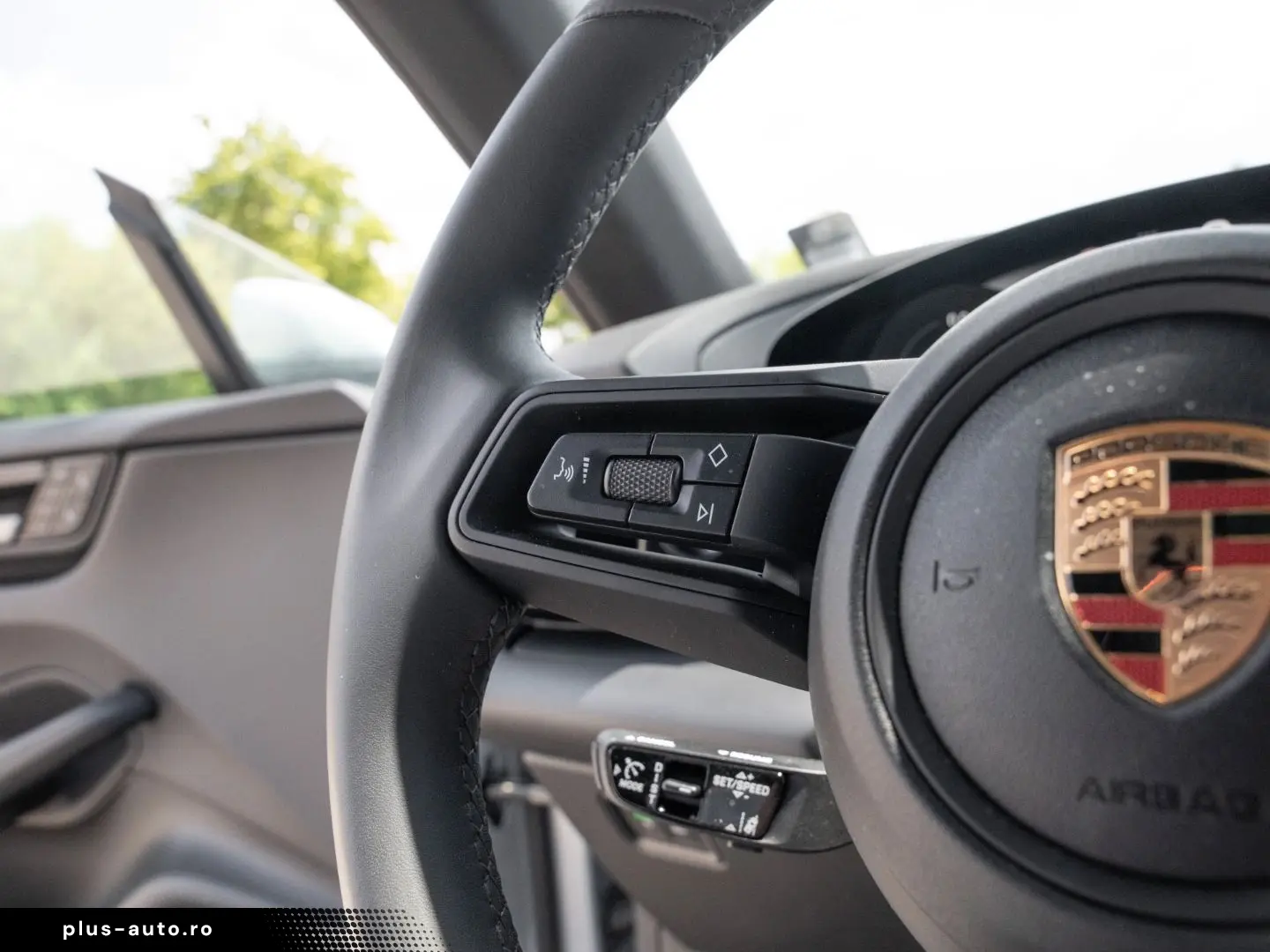 PORSCHE Macan 4