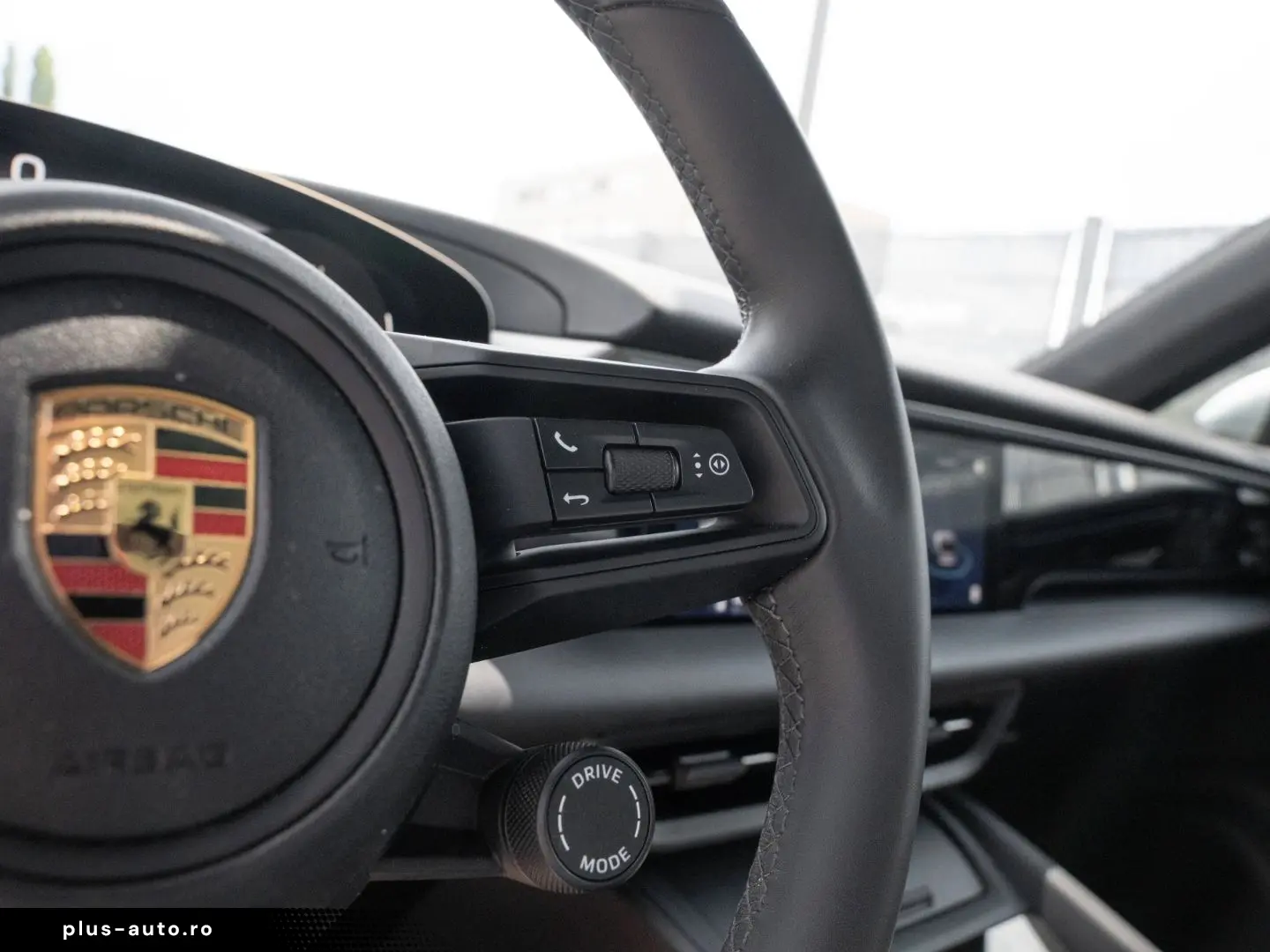 PORSCHE Macan 4