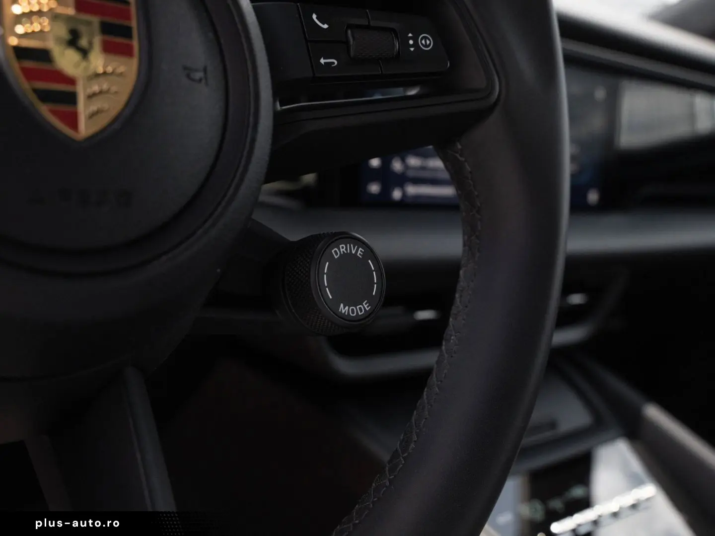 PORSCHE Macan 4