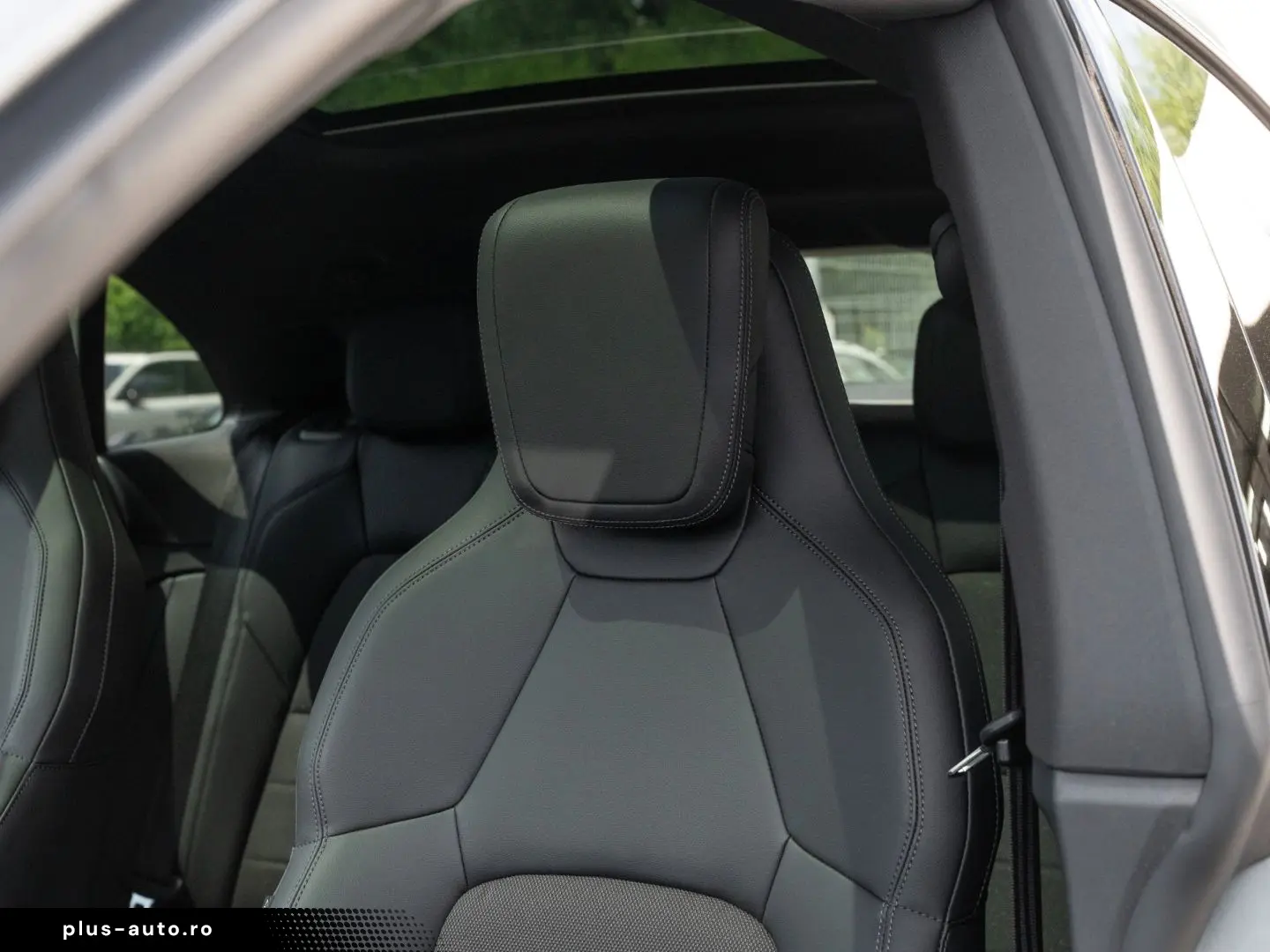 PORSCHE Macan 4