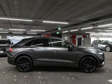 Audi Q8 55 TFSI quattro Carbon S line Head