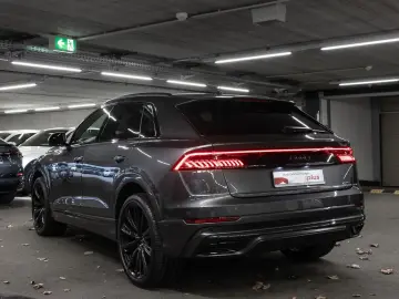 Audi Q8 55 TFSI quattro Carbon S line Head