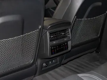 Audi Q8 55 TFSI quattro Carbon S line Head