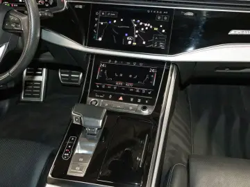 Audi Q8 55 TFSI quattro Carbon S line Head
