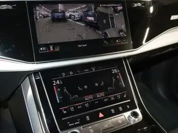 Audi Q8 55 TFSI quattro Carbon S line Head