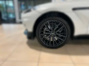 Aston Martin DBX 707