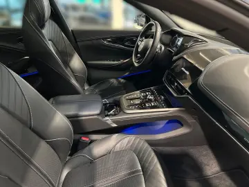 Aston Martin DBX 707
