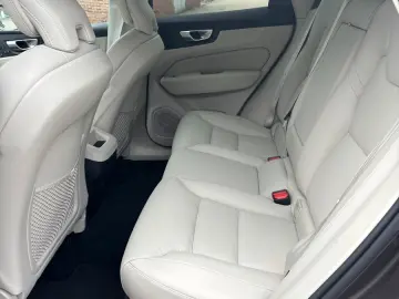 VOLVO XC60 B4 Plus Dark 2WD