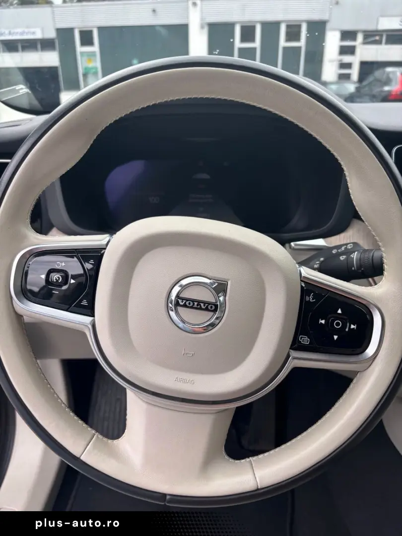 VOLVO XC60 B4 Plus Dark 2WD