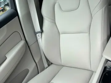 VOLVO XC60 B4 Plus Dark 2WD
