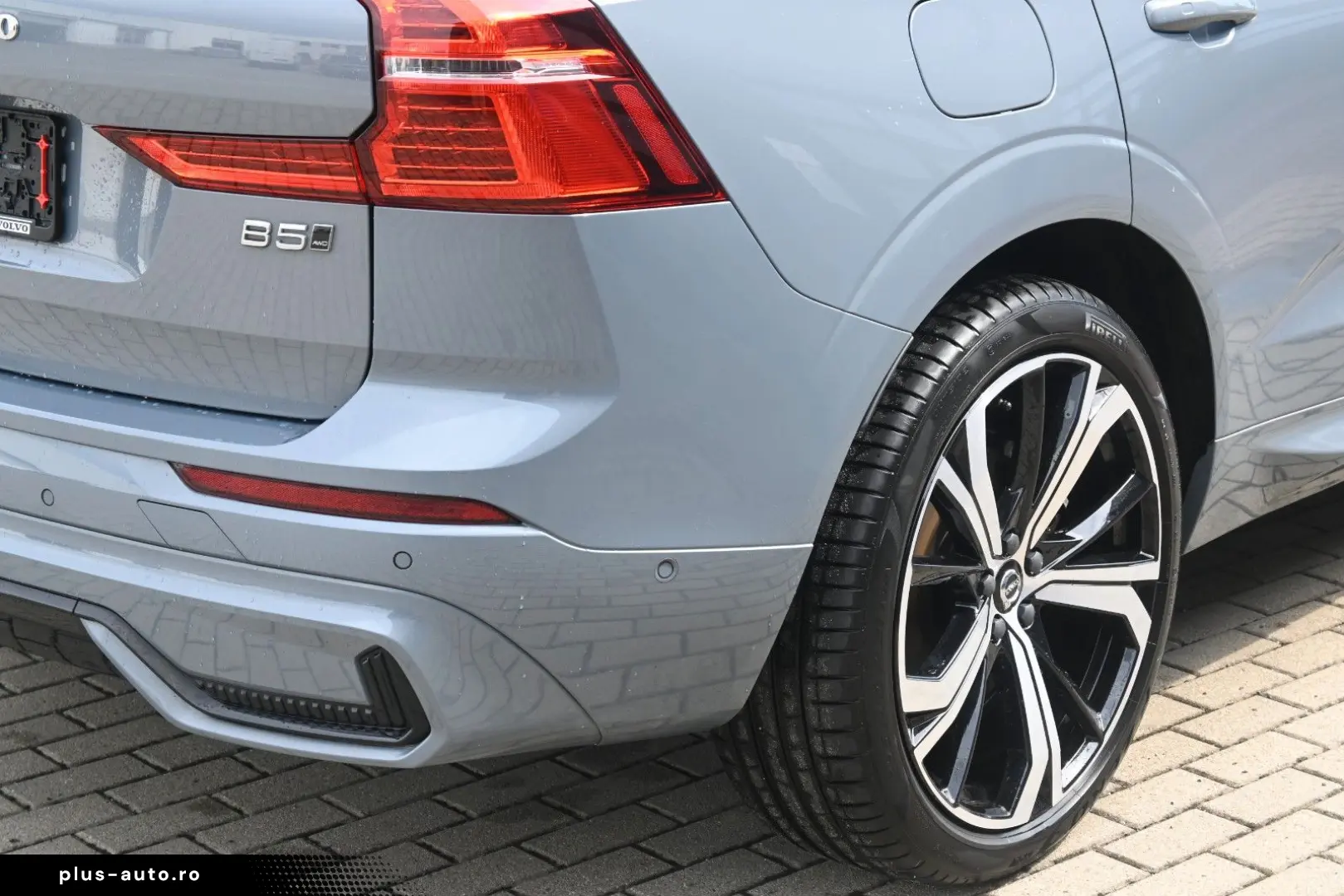 VOLVO XC60 B5D AWD Ultimate Dark LED PANO STHZ H&K 360