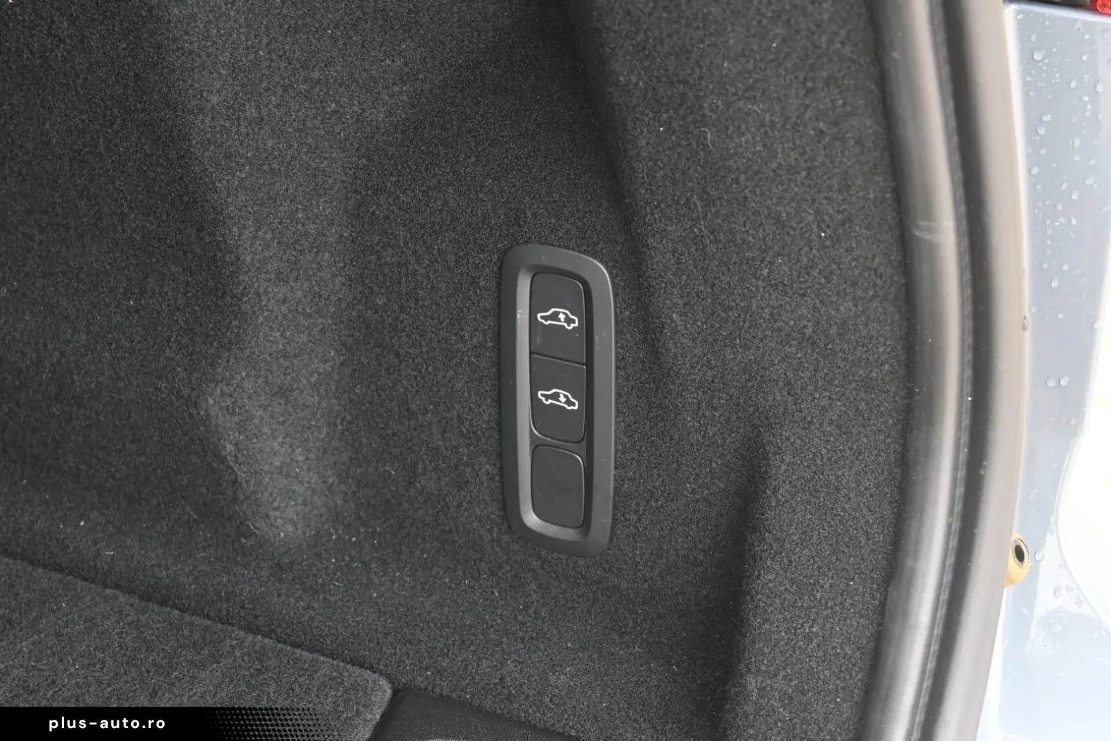 VOLVO XC60 B5D AWD Ultimate Dark LED PANO STHZ H&K 360