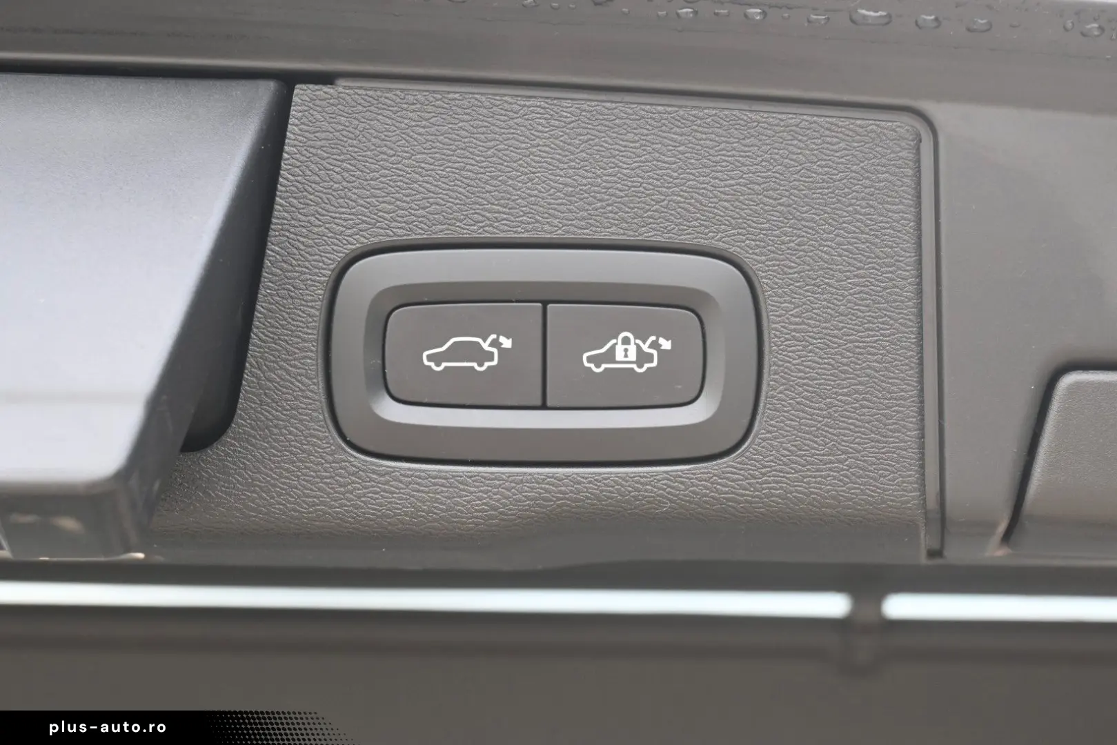 VOLVO XC60 B5D AWD Ultimate Dark LED PANO STHZ H&K 360