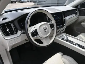 VOLVO XC60 B5D AWD Ultimate Dark LED PANO STHZ H&K 360