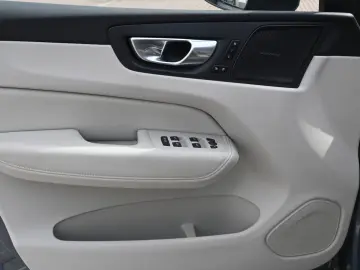 VOLVO XC60 B5D AWD Ultimate Dark LED PANO STHZ H&K 360