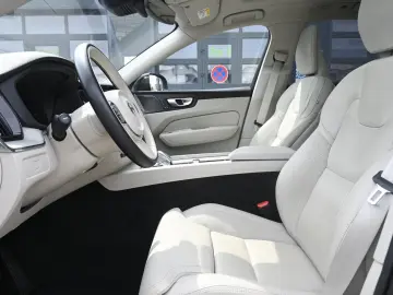 VOLVO XC60 B5D AWD Ultimate Dark LED PANO STHZ H&K 360