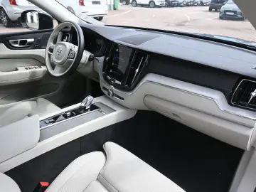VOLVO XC60 B5D AWD Ultimate Dark LED PANO STHZ H&K 360