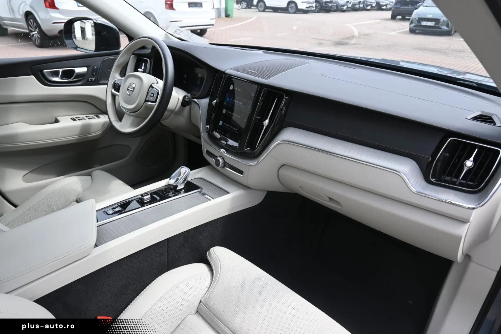 VOLVO XC60 B5D AWD Ultimate Dark LED PANO STHZ H&K 360