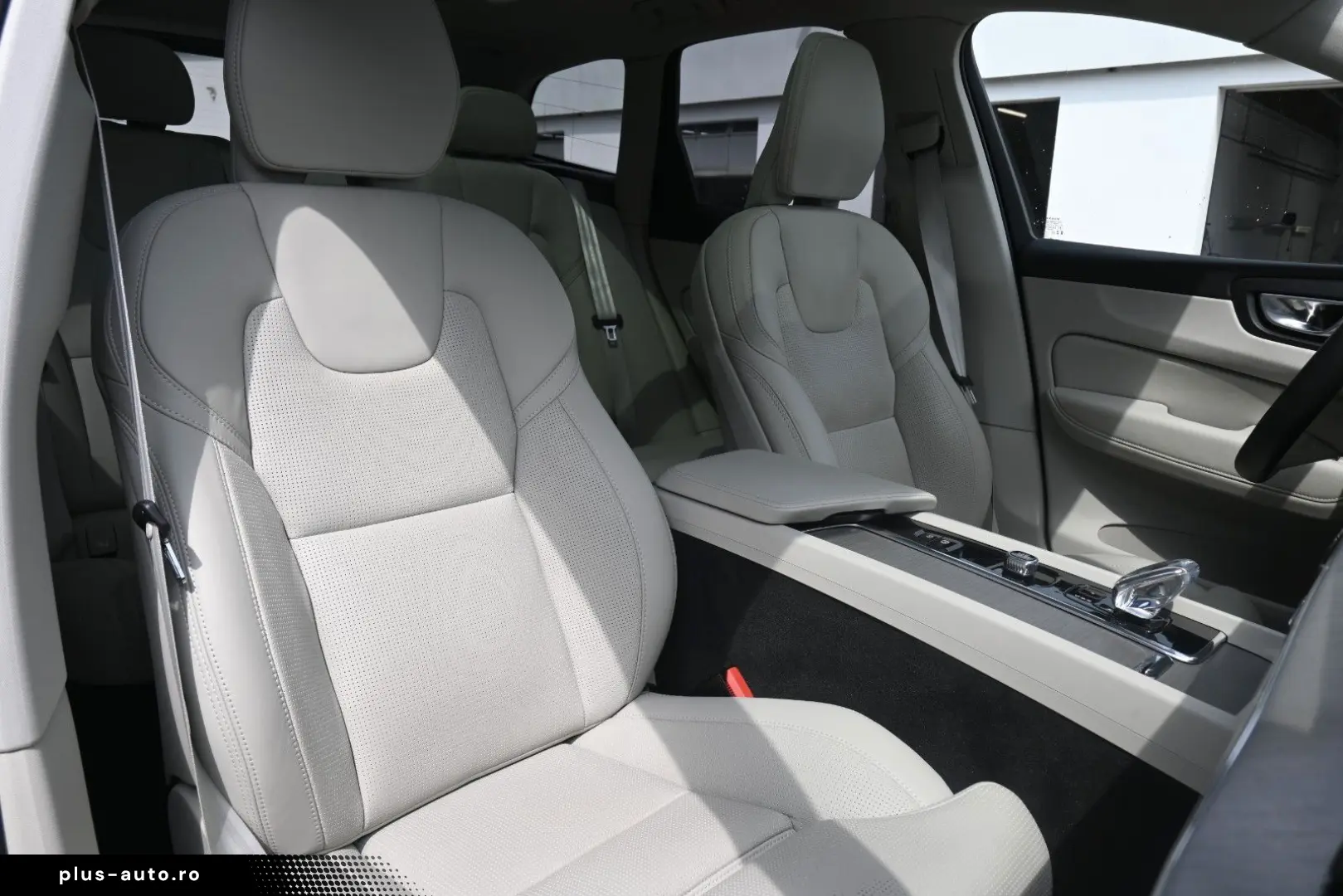 VOLVO XC60 B5D AWD Ultimate Dark LED PANO STHZ H&K 360