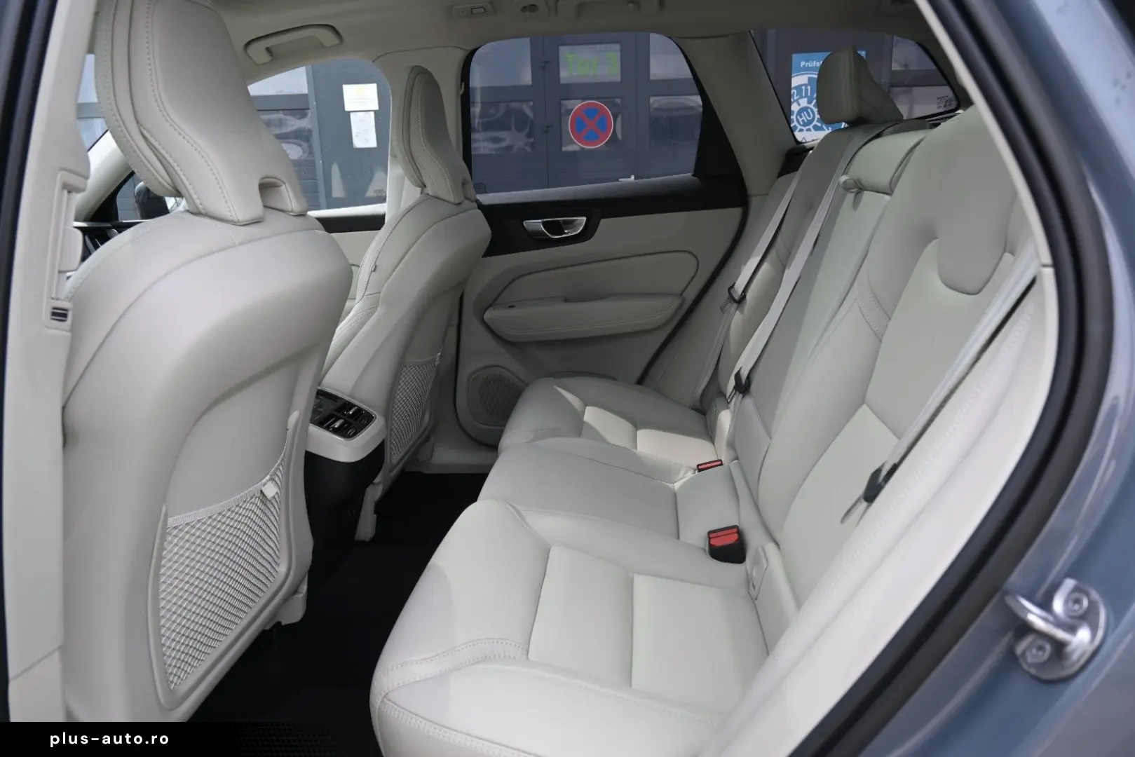 VOLVO XC60 B5D AWD Ultimate Dark LED PANO STHZ H&K 360