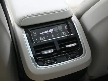 VOLVO XC60 B5D AWD Ultimate Dark LED PANO STHZ H&K 360
