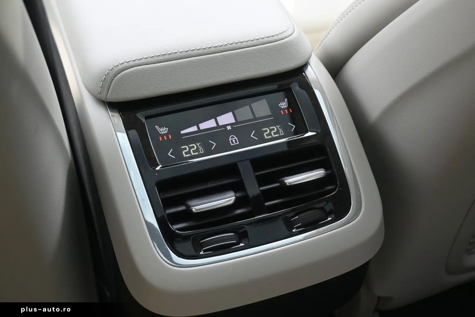 VOLVO XC60 B5D AWD Ultimate Dark LED PANO STHZ H&K 360
