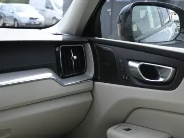 VOLVO XC60 B5D AWD Ultimate Dark LED PANO STHZ H&K 360