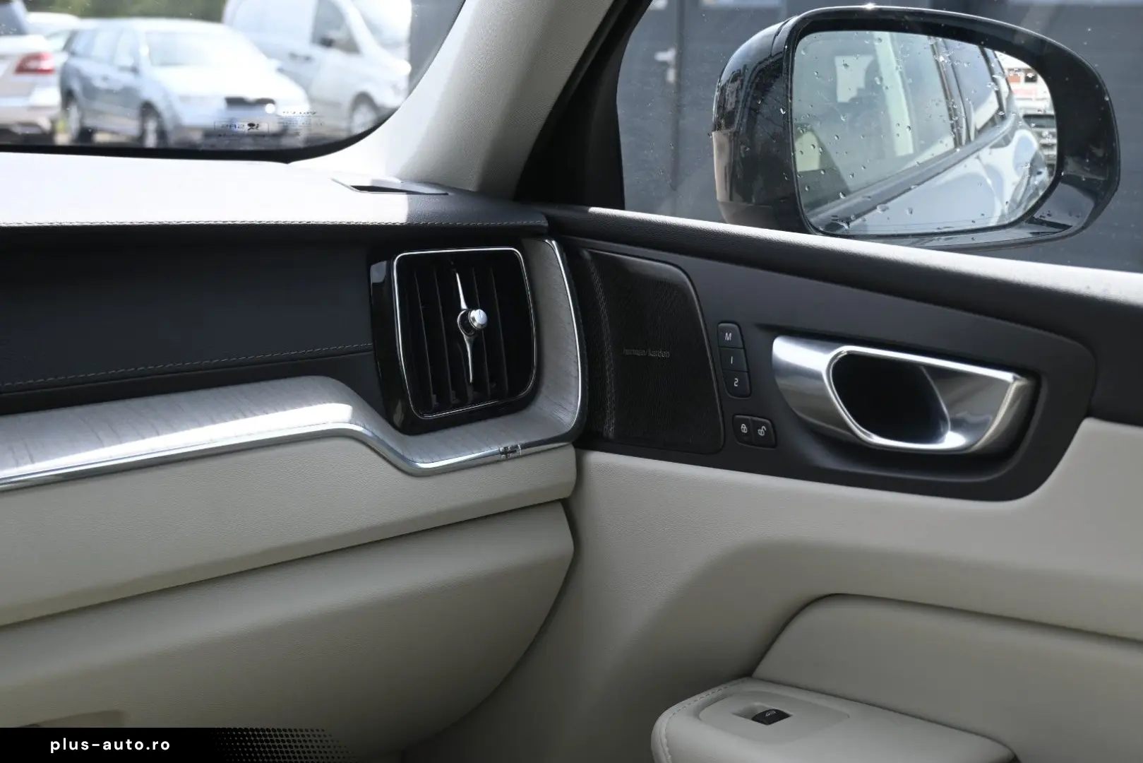 VOLVO XC60 B5D AWD Ultimate Dark LED PANO STHZ H&K 360