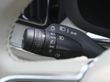 VOLVO XC60 B5D AWD Ultimate Dark LED PANO STHZ H&K 360