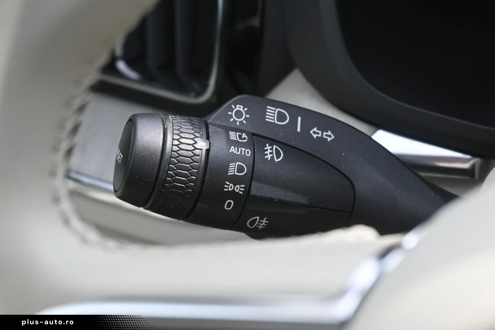 VOLVO XC60 B5D AWD Ultimate Dark LED PANO STHZ H&K 360