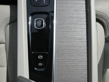 VOLVO XC60 B5D AWD Ultimate Dark LED PANO STHZ H&K 360