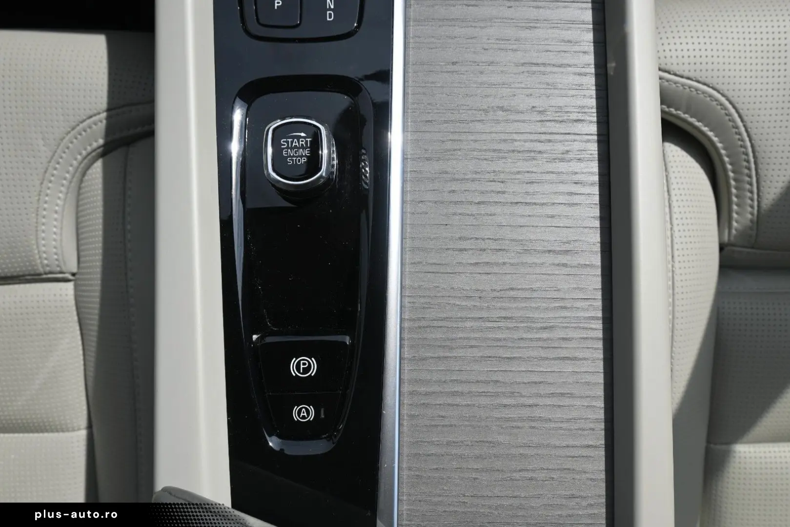 VOLVO XC60 B5D AWD Ultimate Dark LED PANO STHZ H&K 360