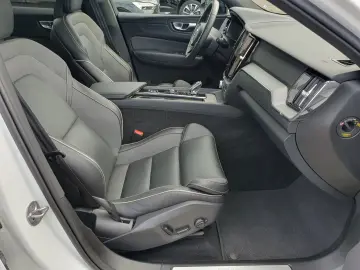 VOLVO XC60 Recharge T6 R-Design  PANO Distronic Autom.