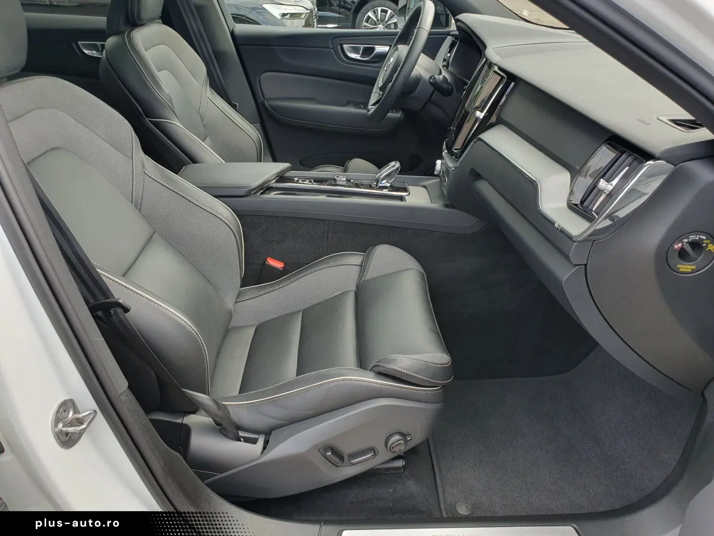 VOLVO XC60 Recharge T6 R-Design  PANO Distronic Autom.