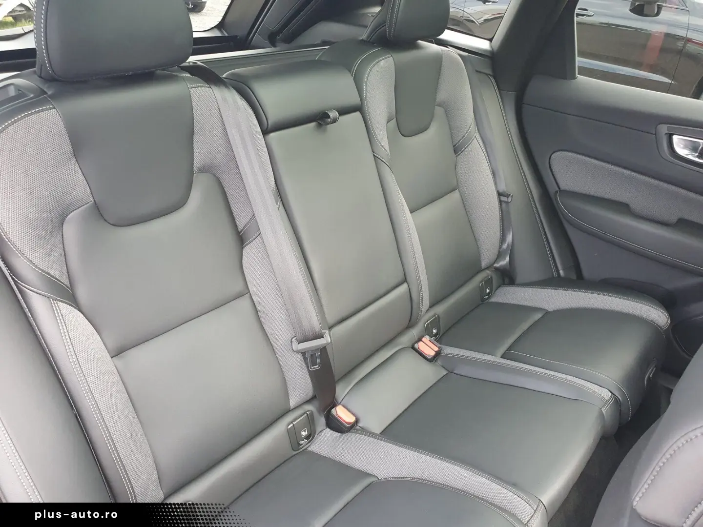 VOLVO XC60 Recharge T6 R-Design  PANO Distronic Autom.