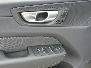 VOLVO XC60 Recharge T6 R-Design  PANO Distronic Autom.