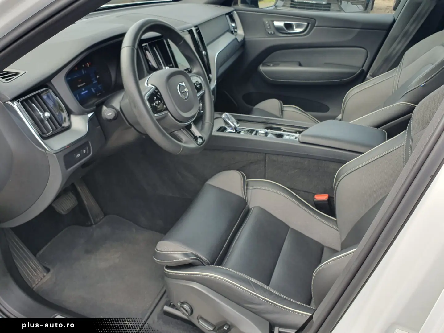 VOLVO XC60 Recharge T6 R-Design  PANO Distronic Autom.