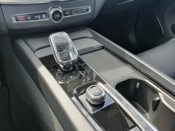 VOLVO XC60 Recharge T6 R-Design  PANO Distronic Autom.