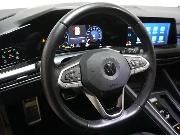 VW Golf 8 2.0TDI DSG Active Virtual AHK Pano Navi