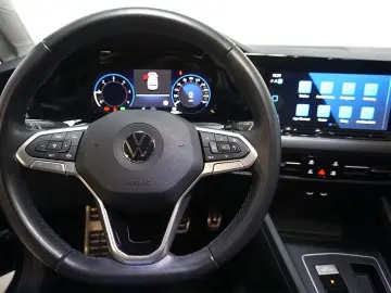 VW Golf 8 2.0TDI DSG Active Virtual AHK Pano Navi