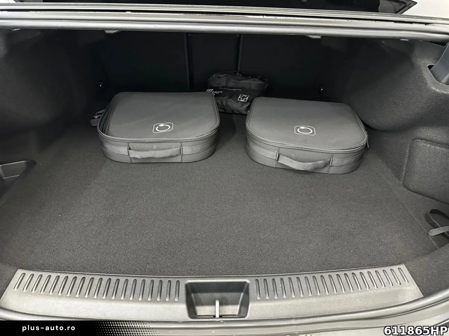 MERCEDES-BENZ E 400 e 4M AMG  Pano Burmester 360  HU&hellip;