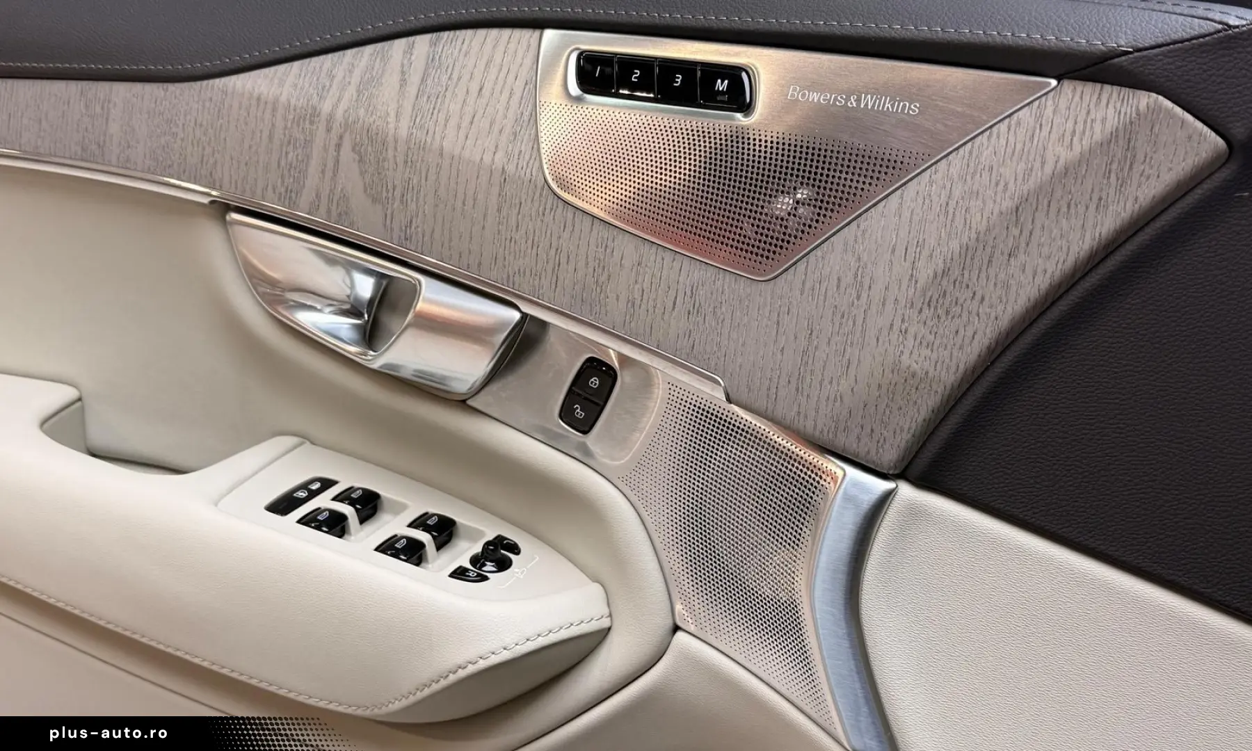 VOLVO XC90 Ultimate Bright  Pano HuD B&W Massage FourC