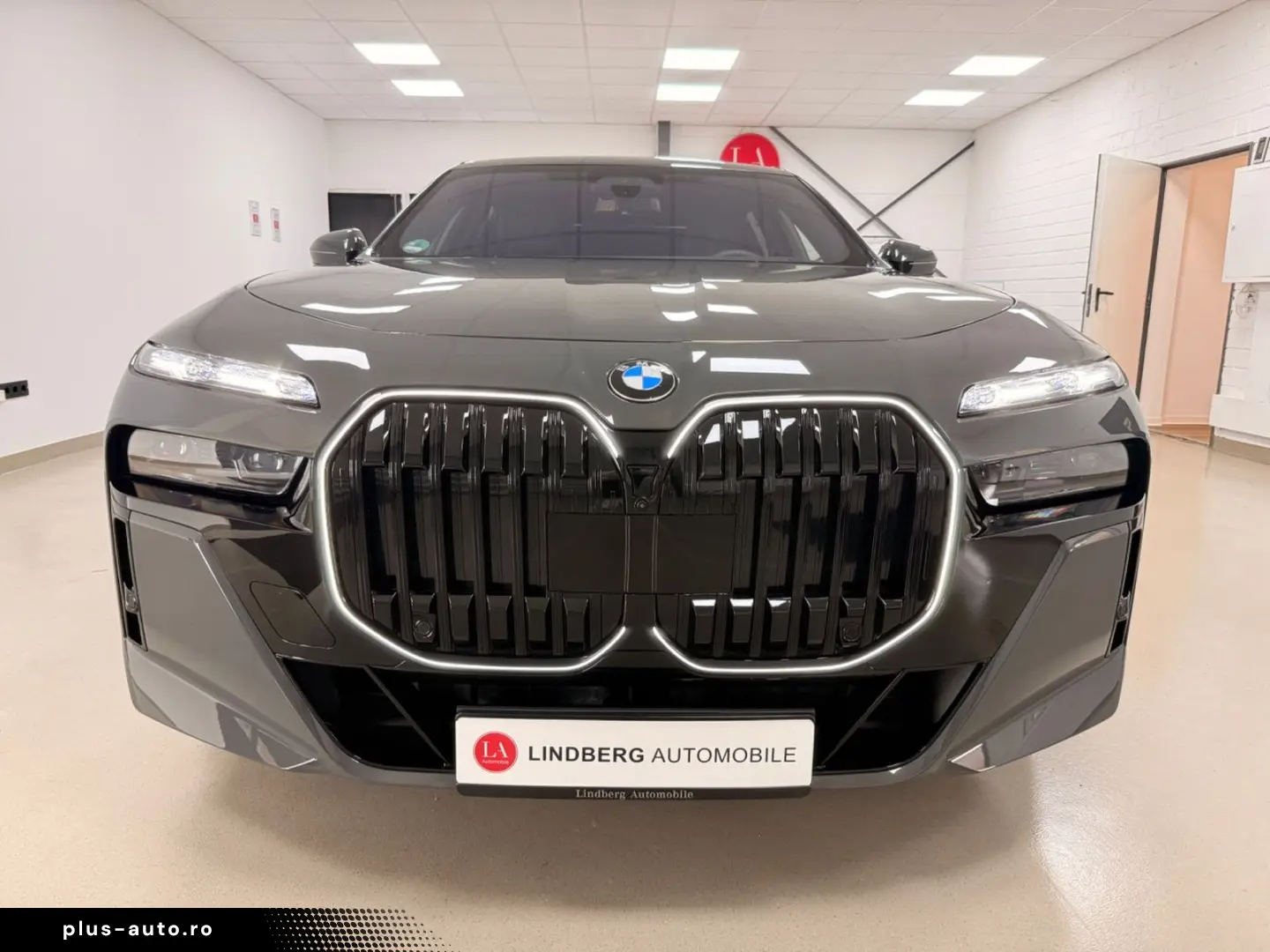 BMW 740 xDrive M Sport Pro SKYLOUNGE B&W ICONICGLOW