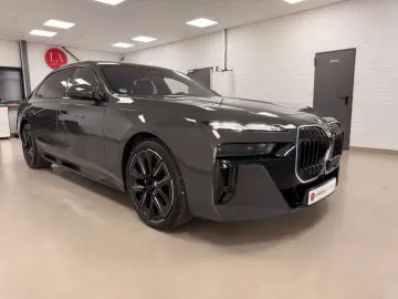 BMW 740 xDrive M Sport Pro SKYLOUNGE B&W ICONICGLOW