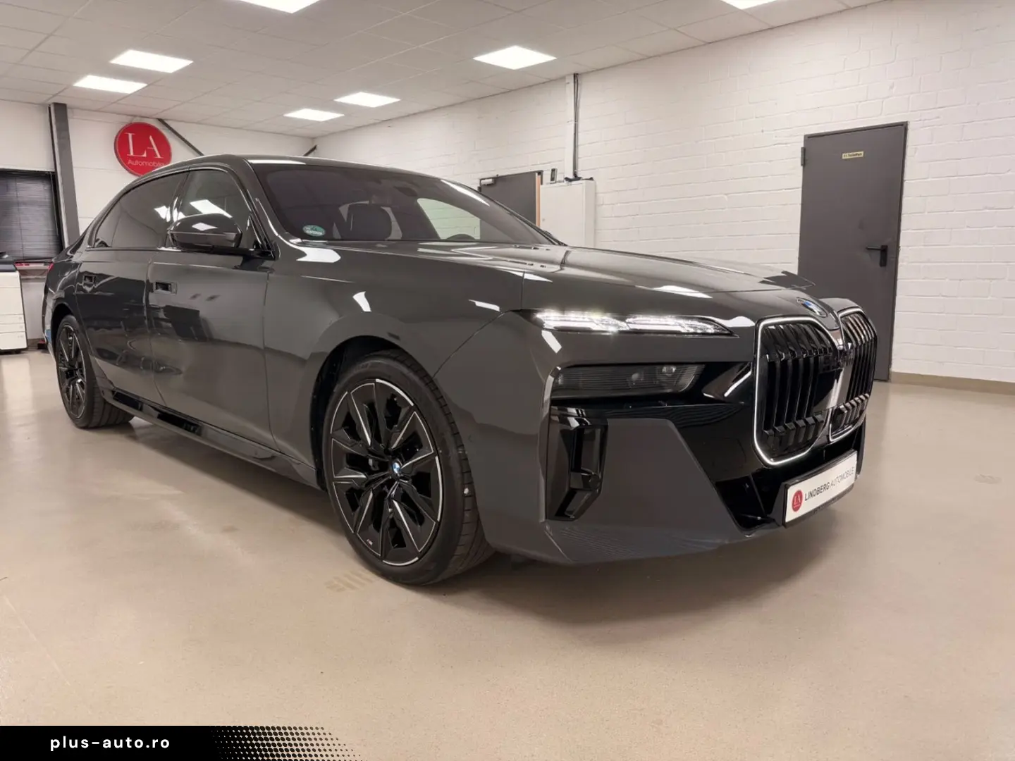BMW 740 xDrive M Sport Pro SKYLOUNGE B&W ICONICGLOW