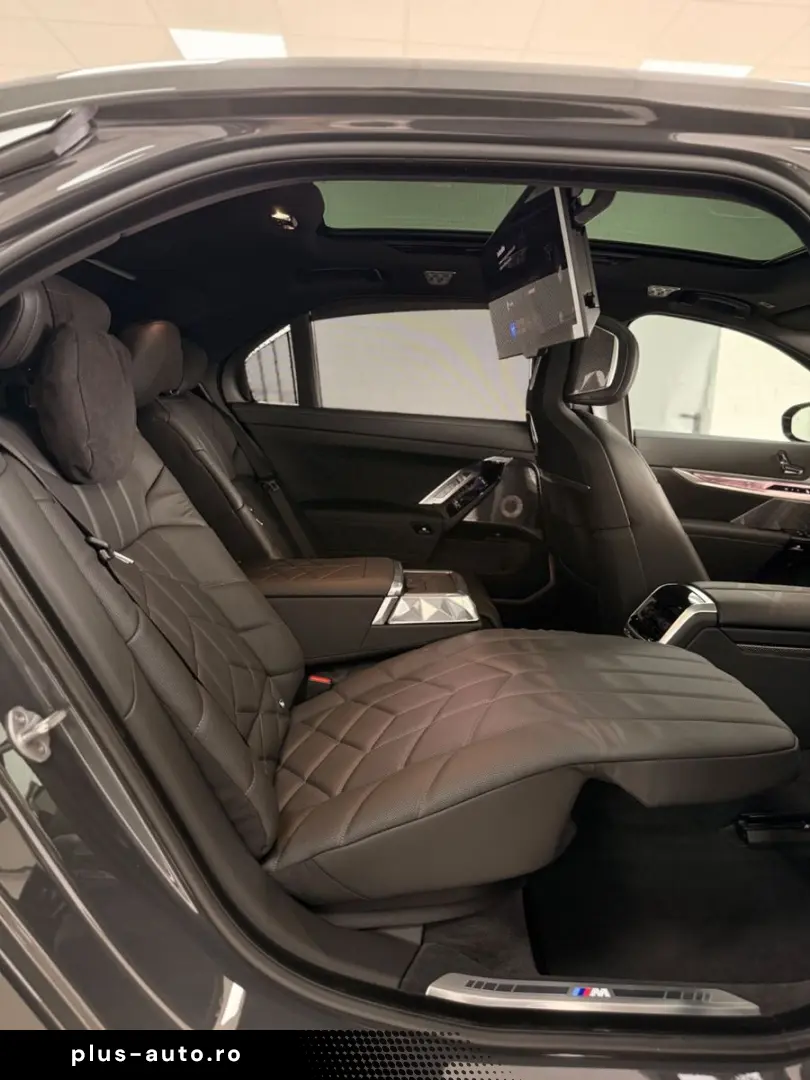 BMW 740 xDrive M Sport Pro SKYLOUNGE B&W ICONICGLOW