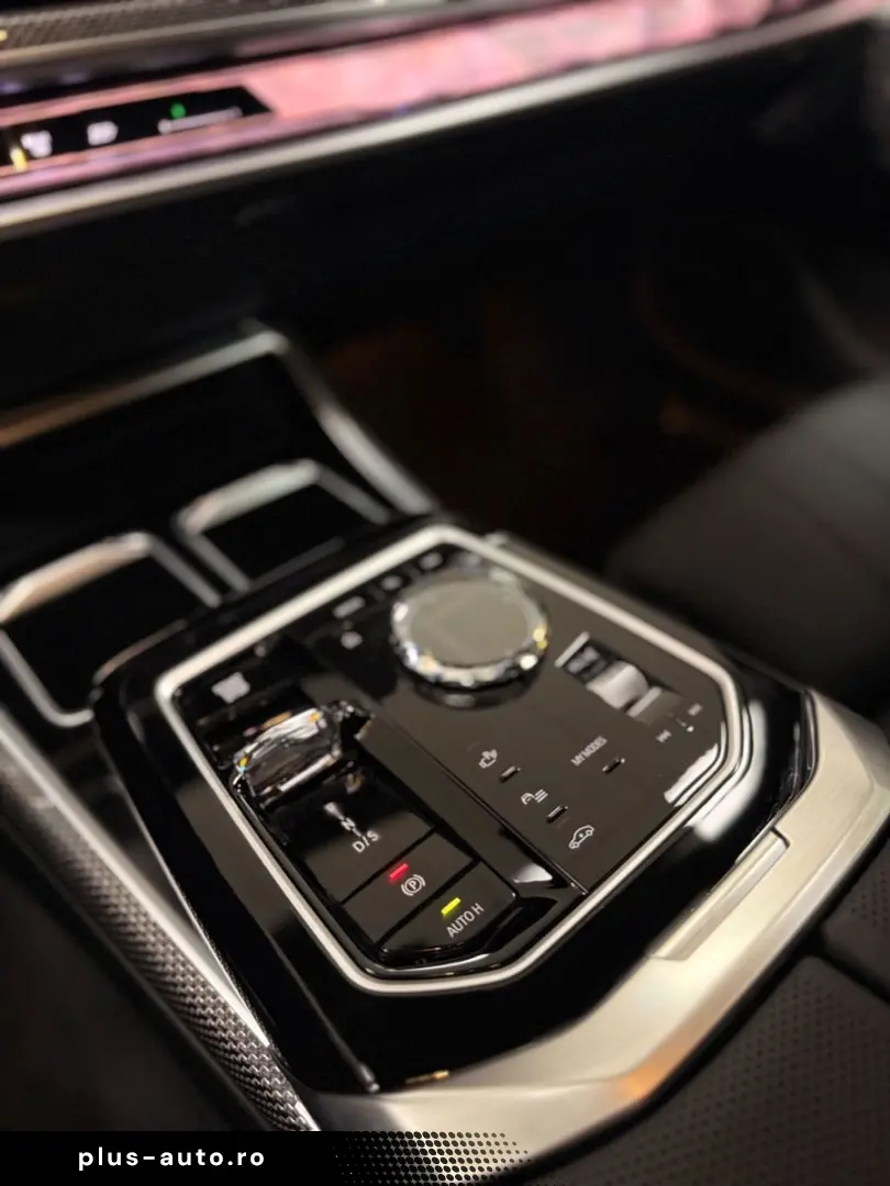 BMW 740 xDrive M Sport Pro SKYLOUNGE B&W ICONICGLOW
