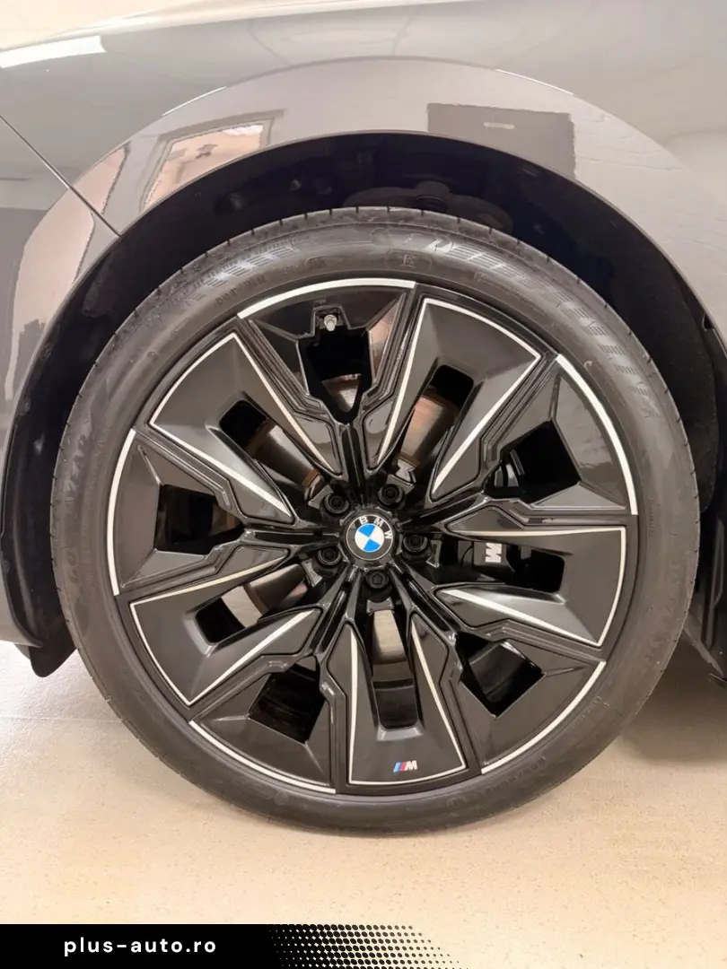 BMW 740 xDrive M Sport Pro SKYLOUNGE B&W ICONICGLOW