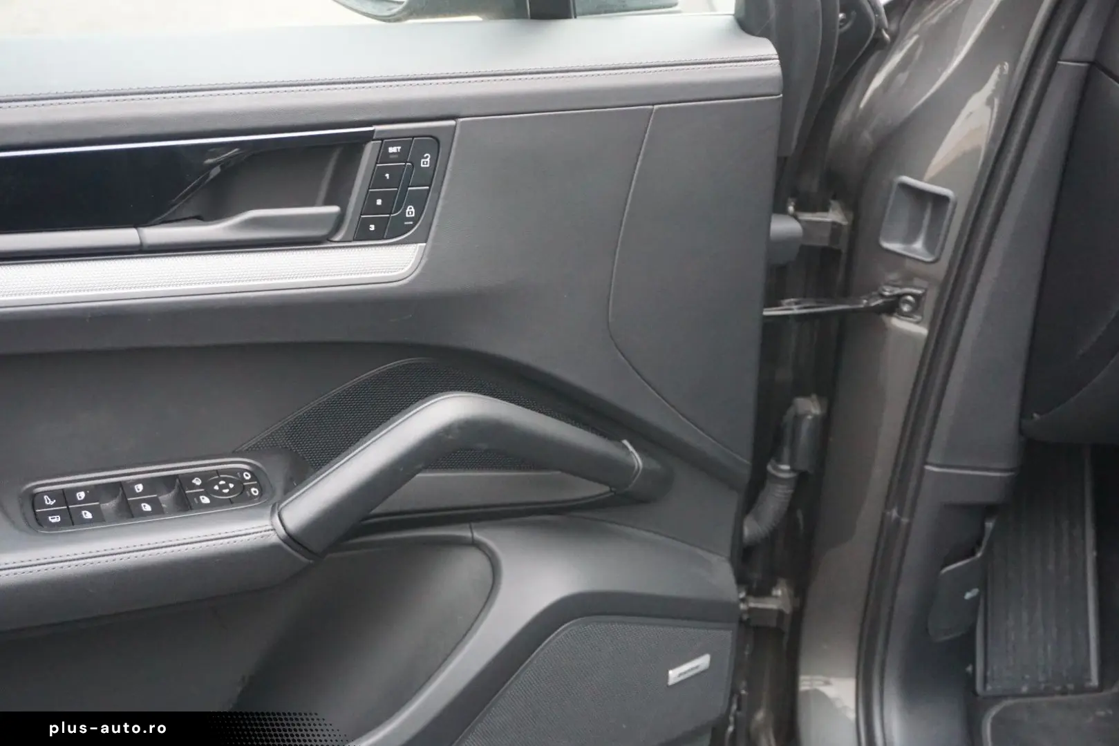 PORSCHE Cayenne Coupe E-Hybrid HAL Luft BOSE INNO 14Wege